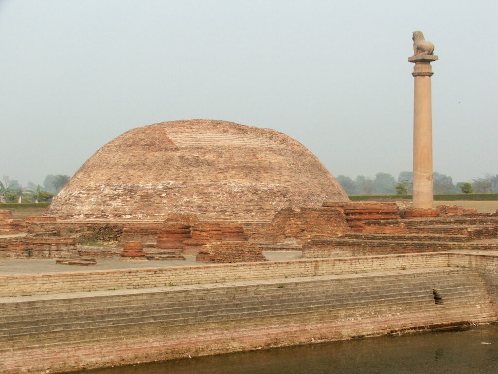 वैशाली का अशोक स्तंभ विश्व का पहला गणतंत्र