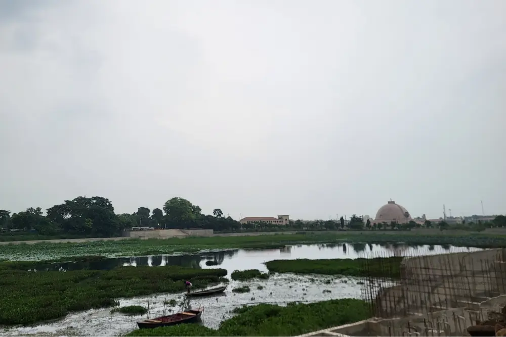 विश्व का पहला गणतंत्र वैशाली का पवित्र तालाब अभिषेक पुष्करणी और पृष्ठभूमि में शांति स्तूप